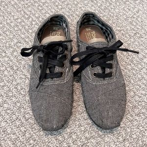 🟢 TOMS Dark Grey Black Gold Canvas Laced Shoes 6 Sneakers